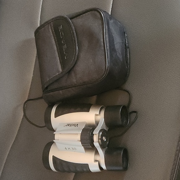 Vivitar Black and Silver Binoculars - Picture 3 of 3